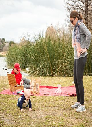 FAmily having a picnic in the park